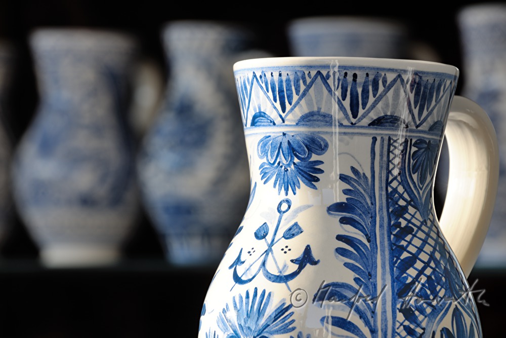 water jars of a pottery exhibition in Leobersdorfer Blaumalerei