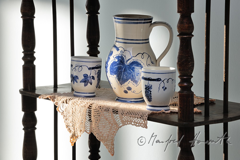 water jar and mugs of a pottery exhibition in Leobersdorfer Blaumalerei