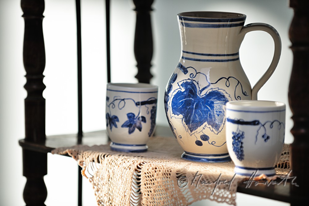 water jar and mugs of a pottery exhibition in Leobersdorfer Blaumalerei