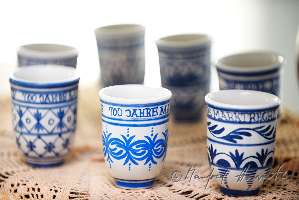 mugs of a pottery exhibition in Leobersdorfer Blaumalerei