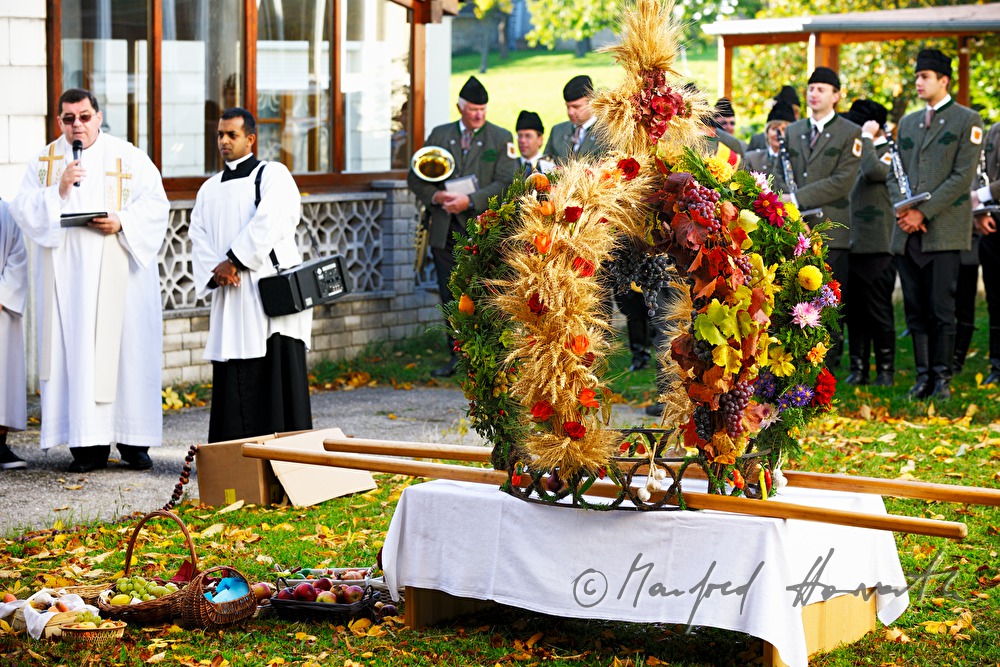 thanksgiving crown priest and brass band on Thanksgiving Day