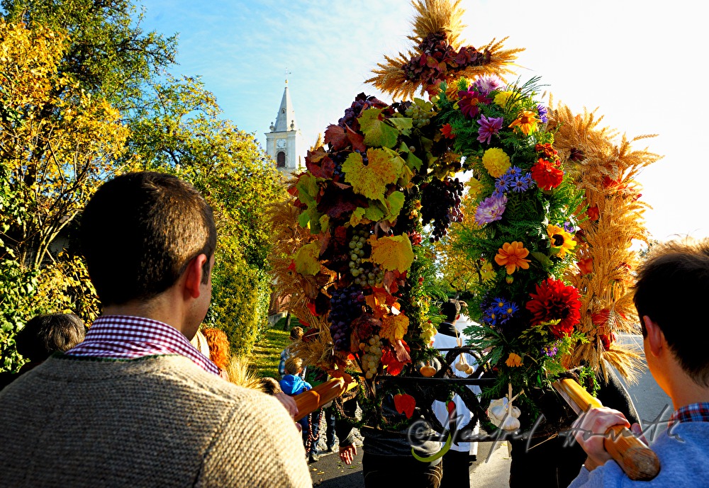 parade with thanksgiving crown on Thanksgiving Day