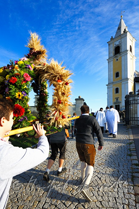 parade with thanksgiving crown on Thanksgiving Day