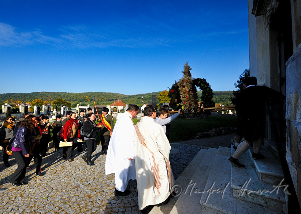 parade with thanksgiving crown on Thanksgiving Day