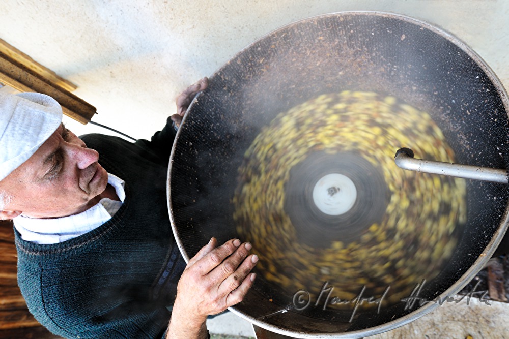 peeling of sweet chestnuts by rotating
