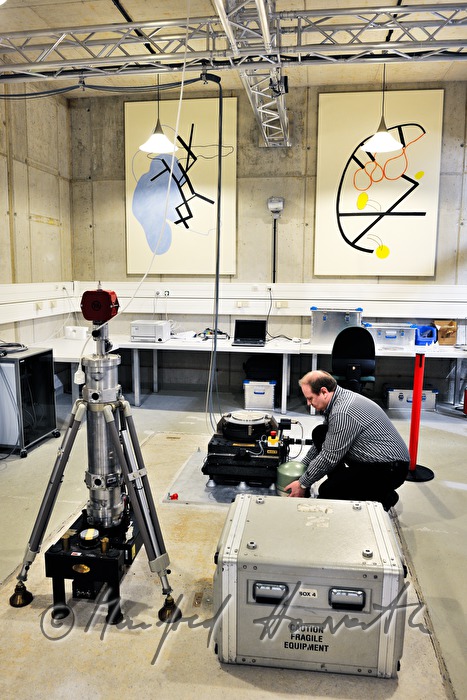 Dr Roman Leonhardt with a seismometer
