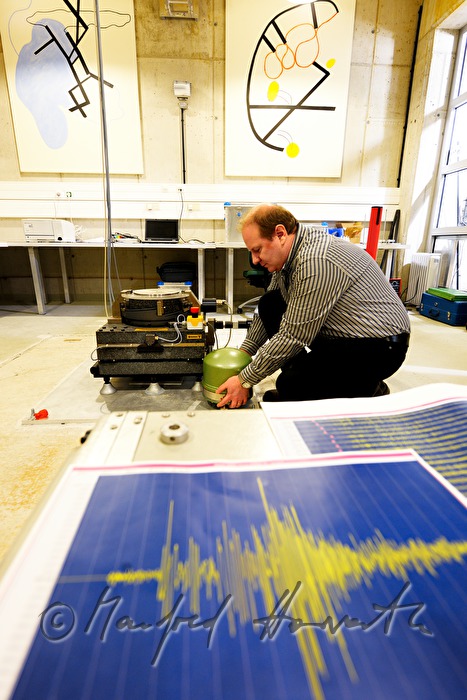 seismometer with seismogram of the Fukushima earthquake
