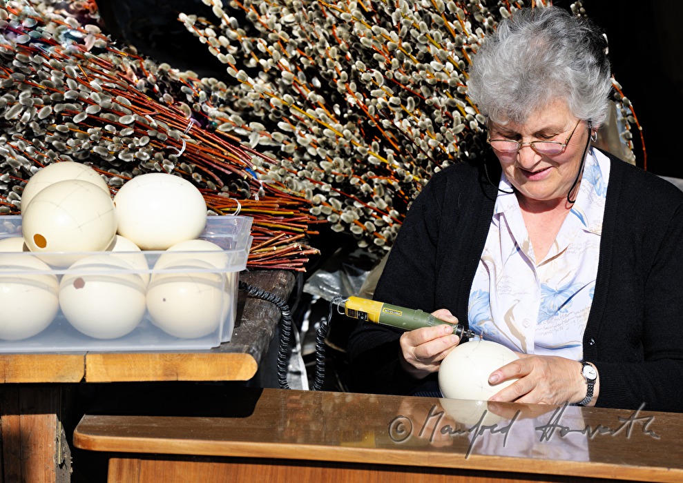 cutting ostrich eggs in the Easter egg workshop Reiner
