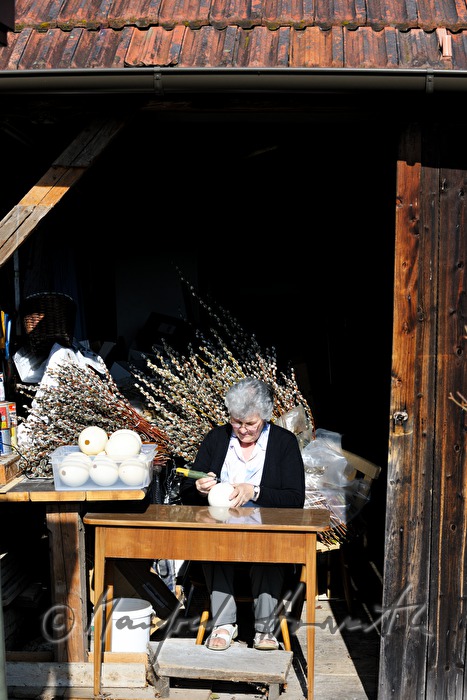 cutting ostrich eggs in the Easter egg workshop Reiner