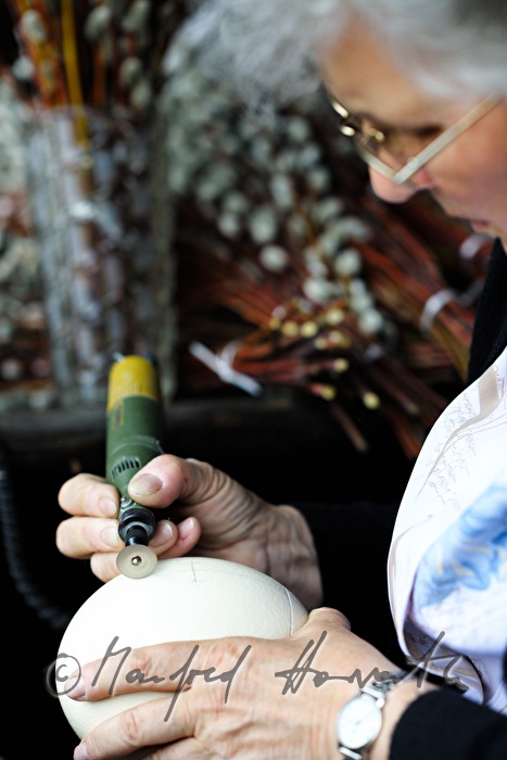 cutting ostrich eggs in the Easter egg workshop Reiner