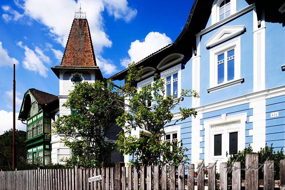 villa with front yard