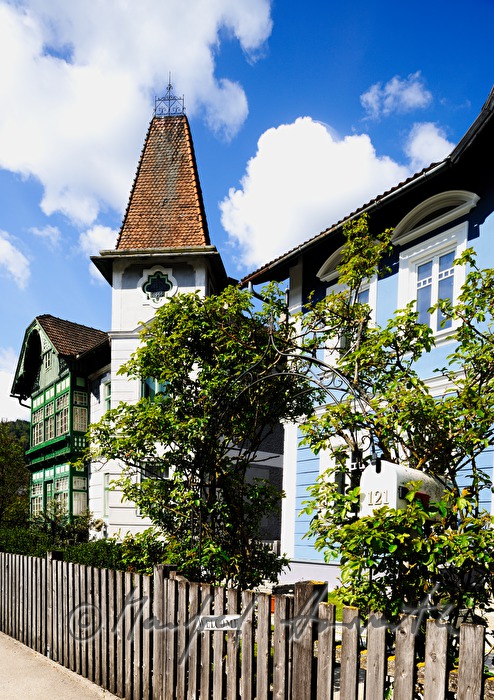 villa with front yard