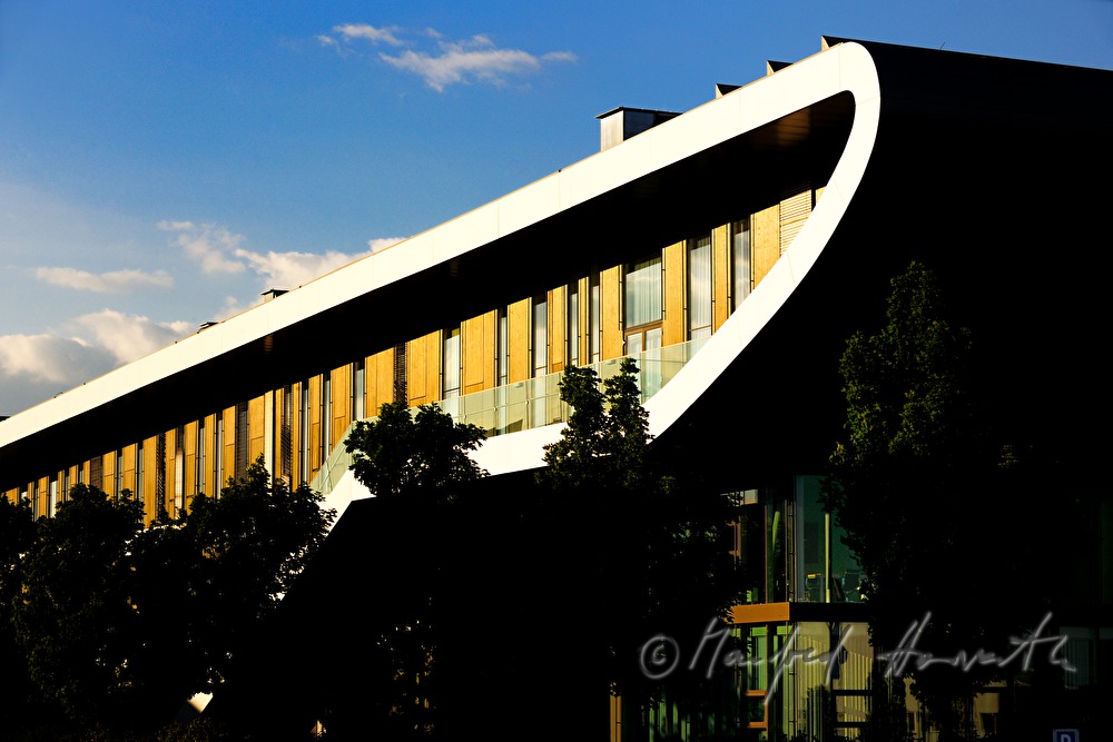 modern fassade of the University of Applied Sciences