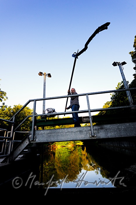 employee of the waterworks Baden on the floodgate