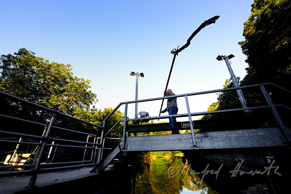 employee of the waterworks Baden on the floodgate