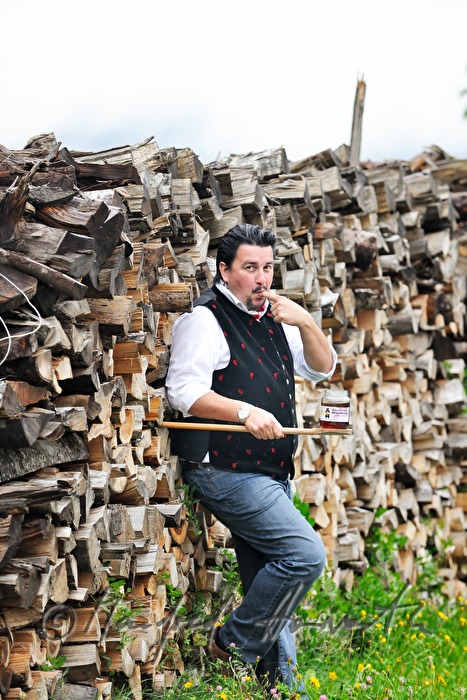 restaurant owner Ralf Niemetz with a pot of honey