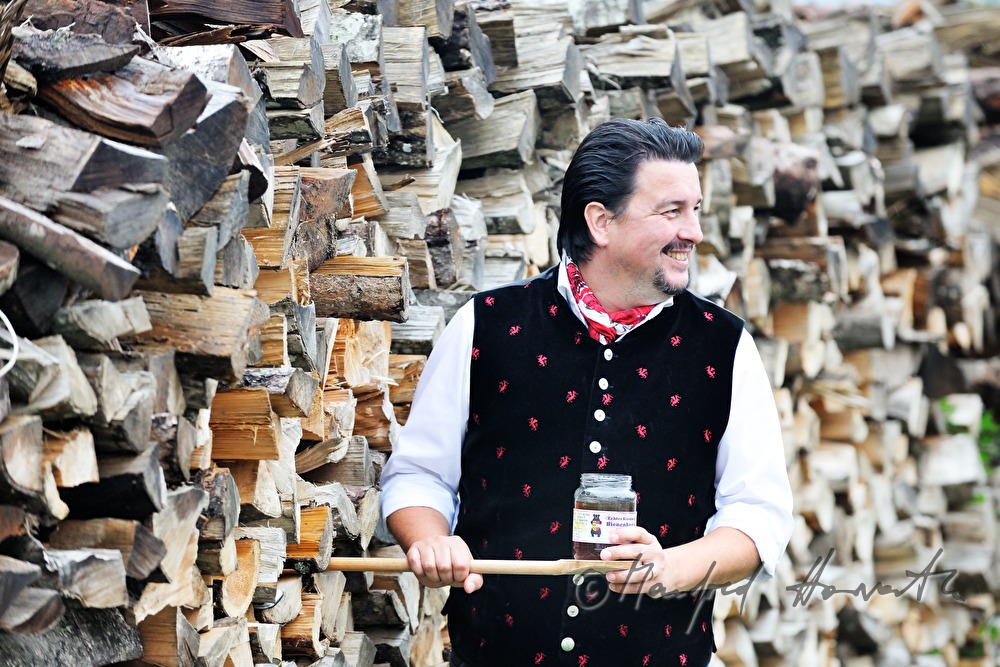 restaurant owner Ralf Niemetz with a pot of honey