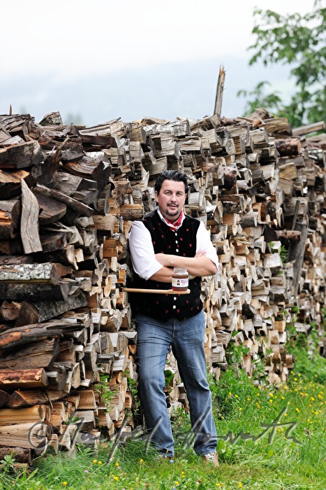 restaurant owner Ralf Niemetz with a pot of honey
