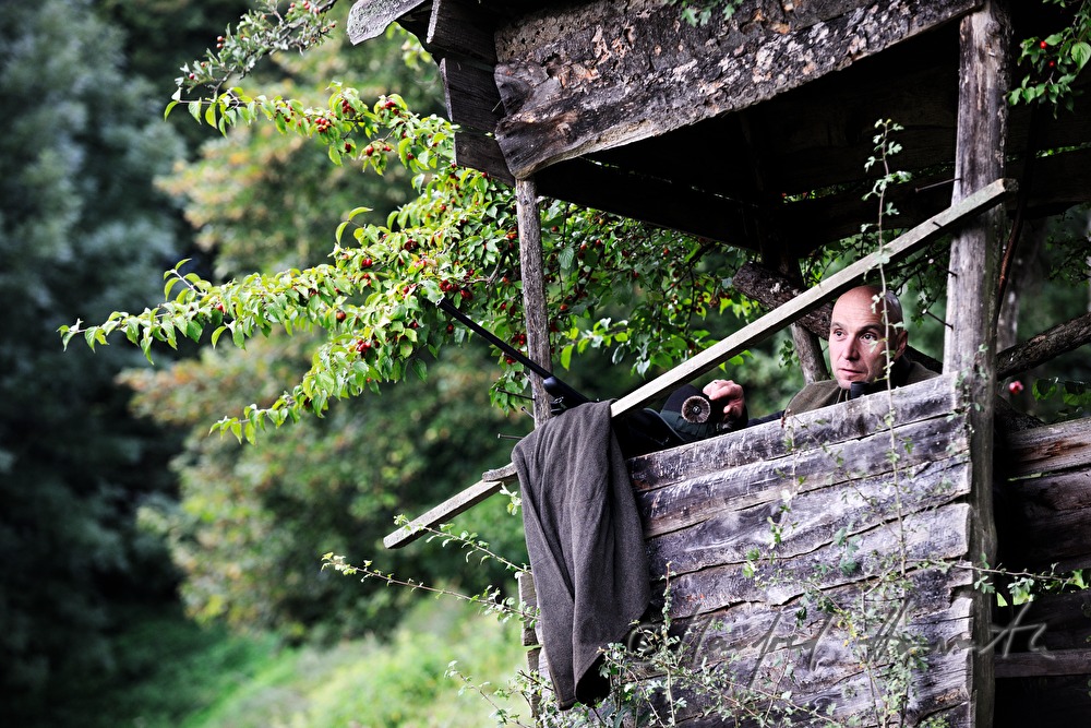 hunter on the deer stand