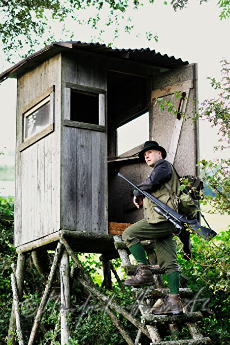 hunter on the deer stand