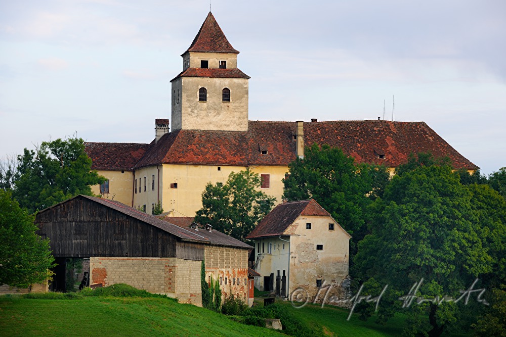 Castle Ehrenhausen with fortification