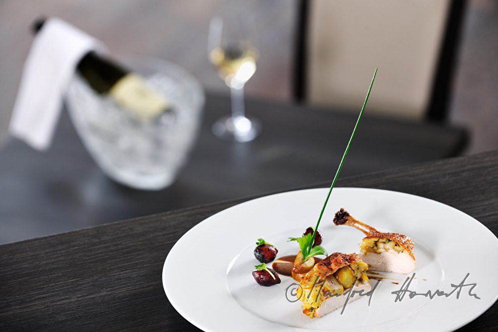 guineafowl stuffed with chestnut and marinated red wine shallots