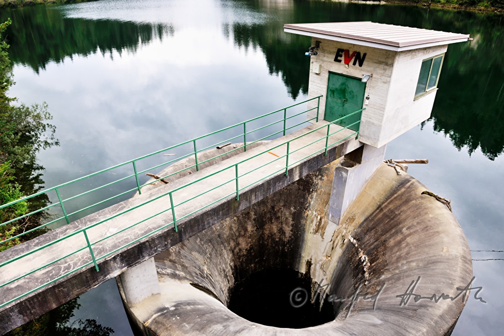 storage lake and overflow device of the hydroelectric power plant