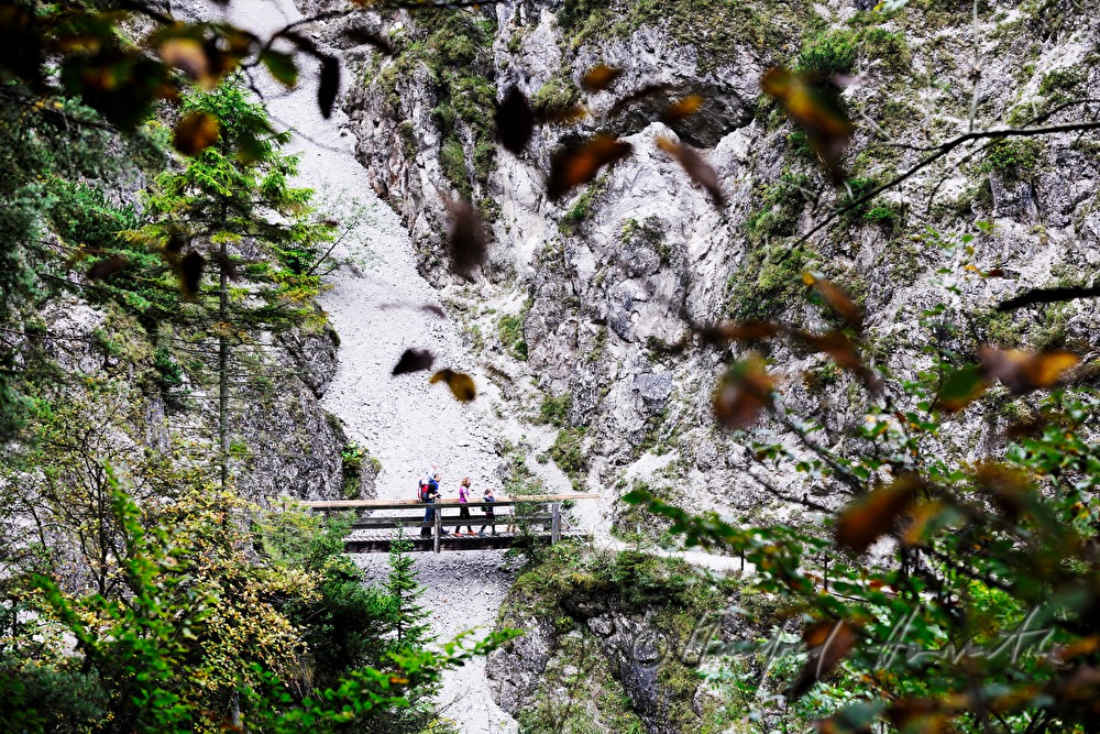 hikers walking near Hinteren Tormäuern