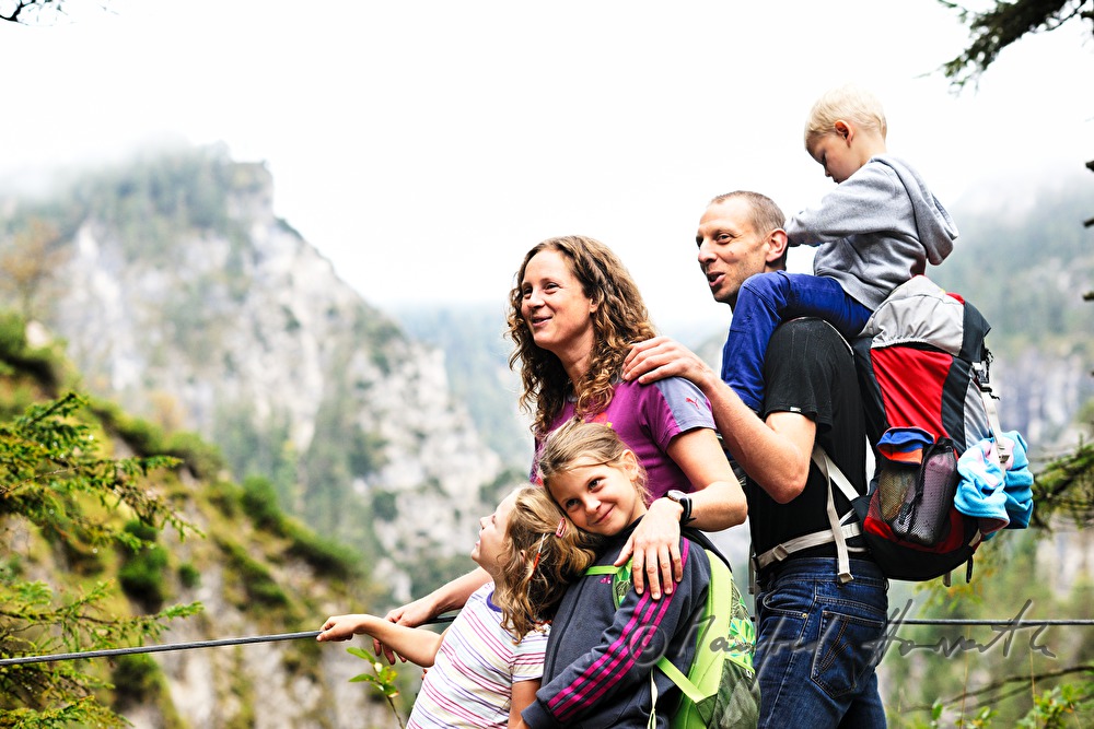 hikers rest near the Lassingfall