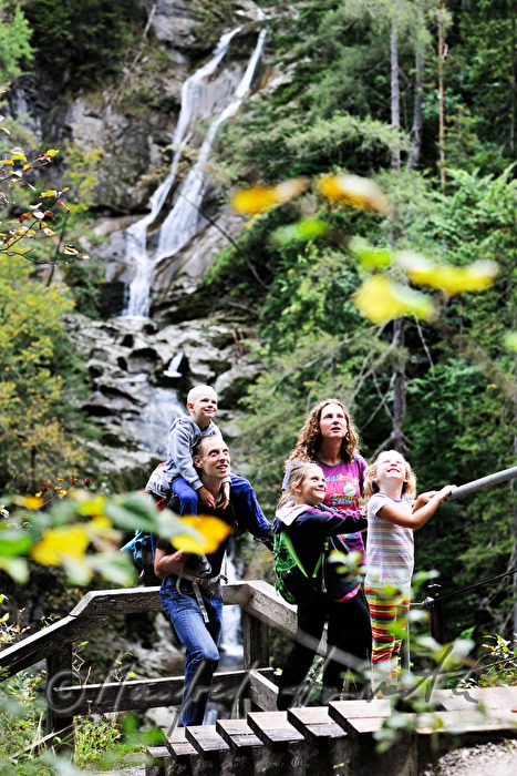 hikers rest near the Lassingfall