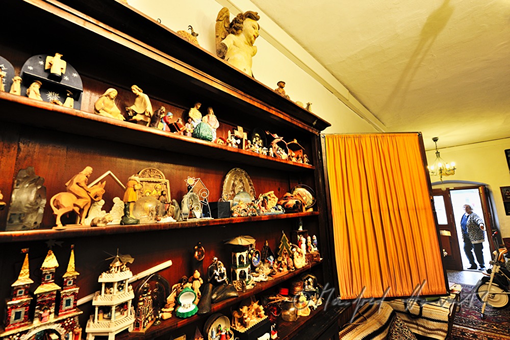 cupboard wit crib figurines in the private house of Mrs. Hiltigrund Schreiber
