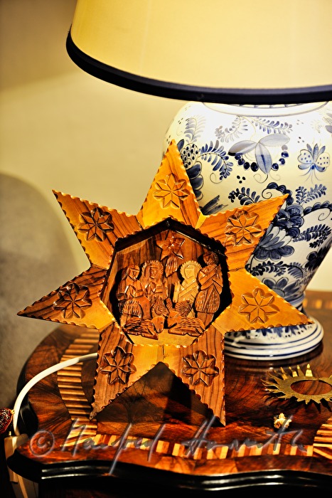 star made of carved olive wood in Israel (20 th Century)