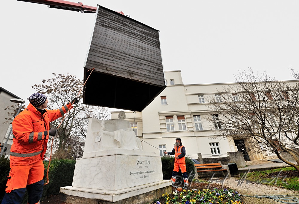 mantling the monument of Franz Liszt for winter