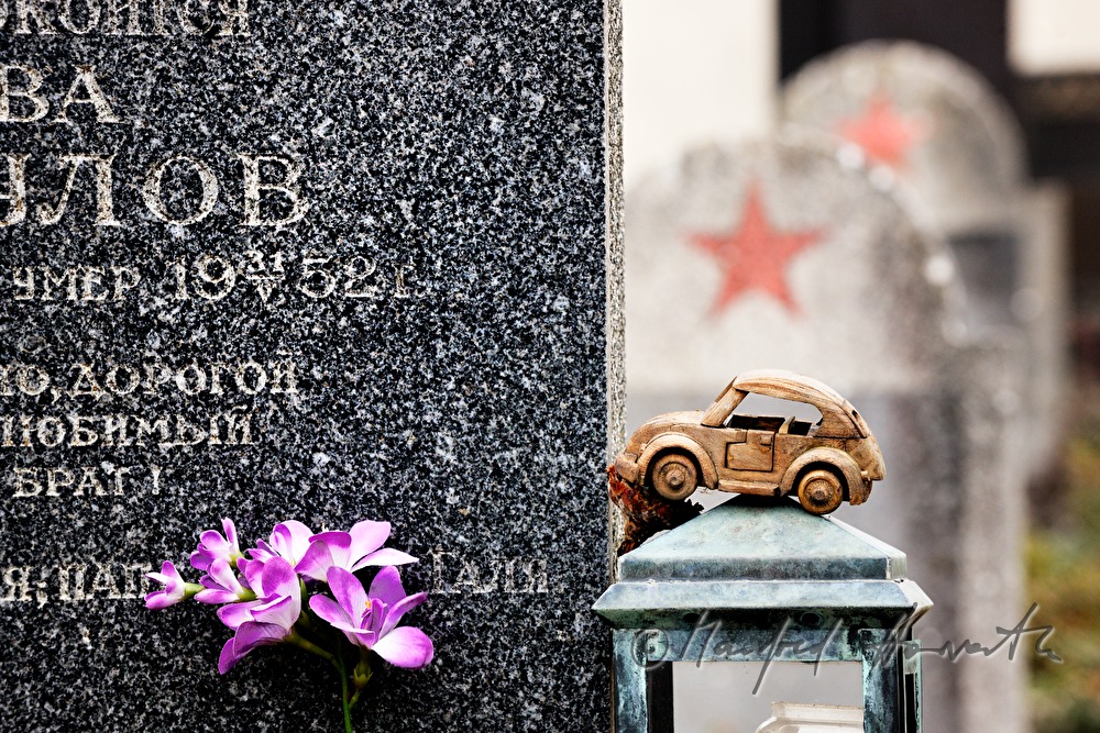 childrens grave on the Russian Cemetery
