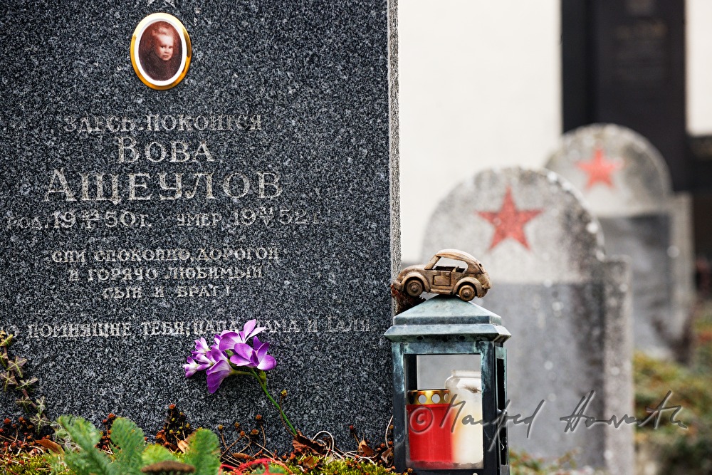 childrens grave on the Russian Cemetery