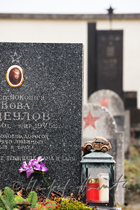 childrens grave on the Russian Cemetery