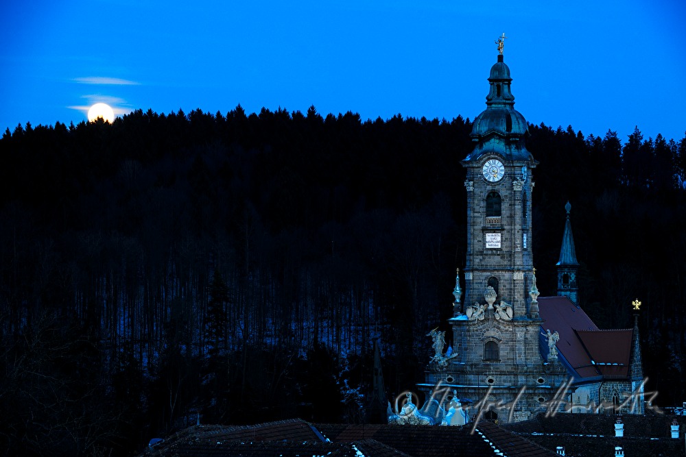moonrise over the collegiate church near the forest