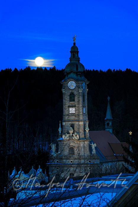 moonrise over the collegiate church near the forest