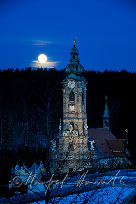 moonrise over the collegiate church near the forest