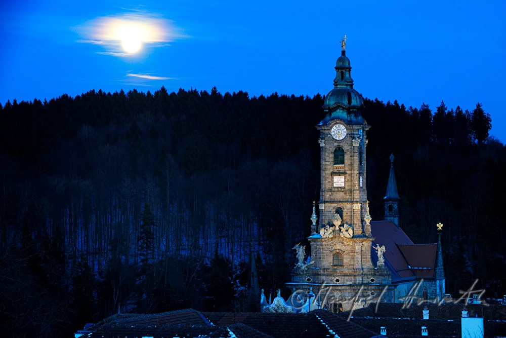 moonrise over the collegiate church near the forest
