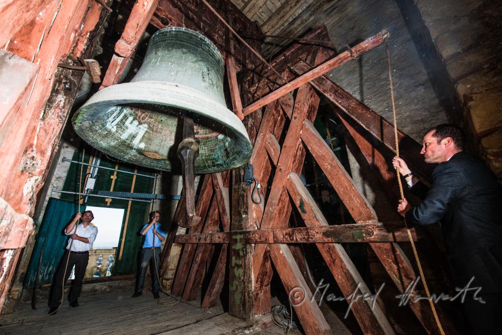 chiming the bell for the funeral of Melinda Esterházy de Galántha