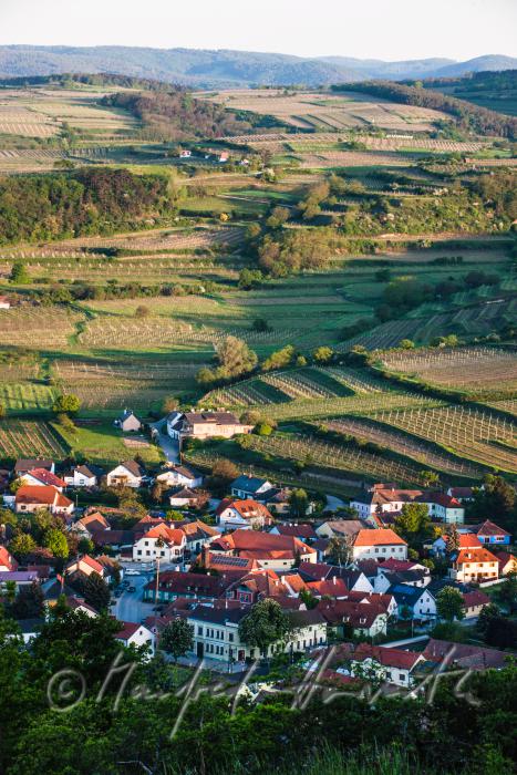 view from the Heiligenstein to the village of Zöbing