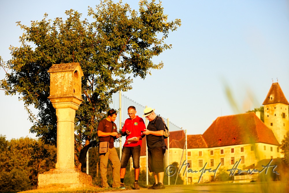 group of participants following a GPS-signal
