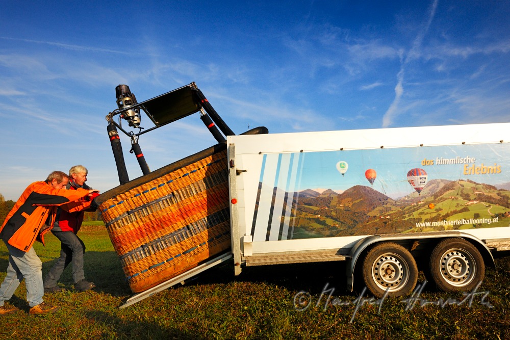 loading the baket of the balloon in the trailer