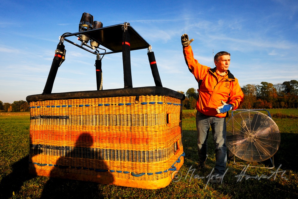 pilot Andreas Simoner near the basket of his balloon