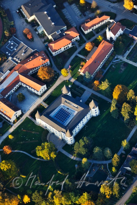 Castle Weinzierl and castle park