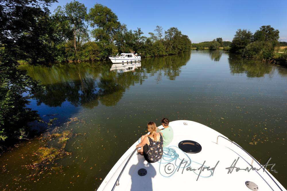 house boat trip on the river Seille near the town of Branges