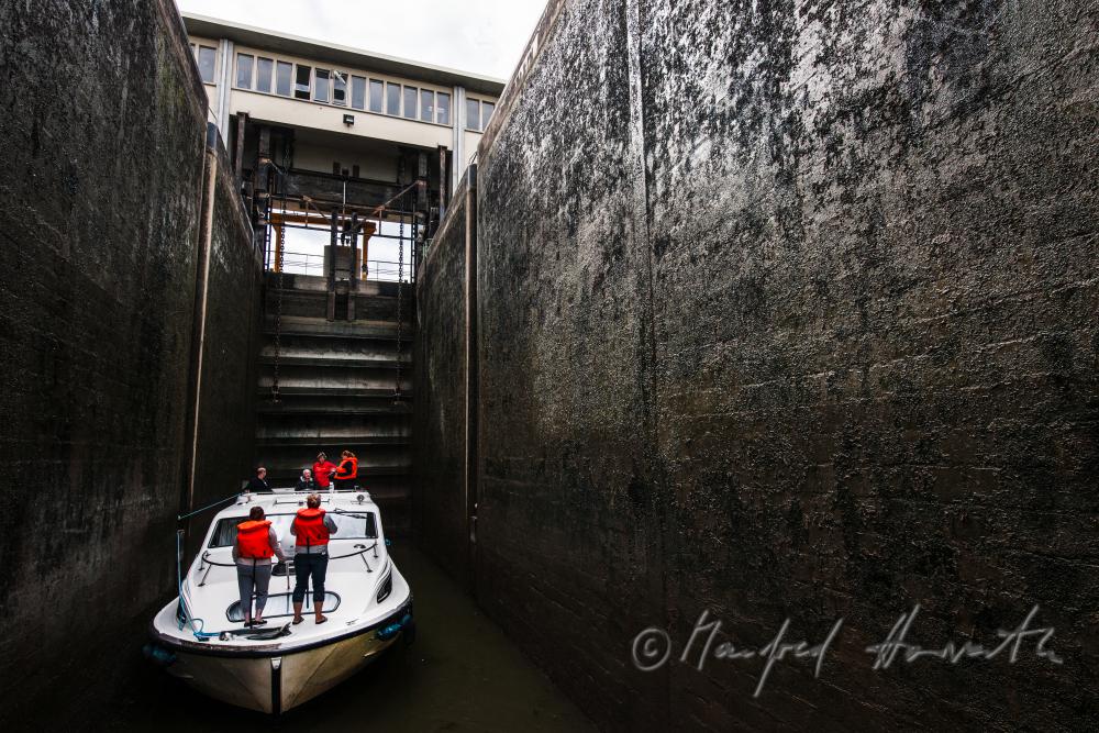 house boat entering an eleven meter high flood gate