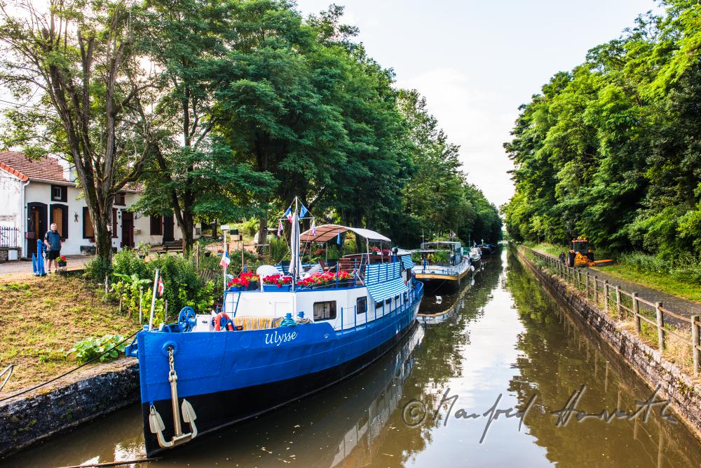house boats anchoring at the 