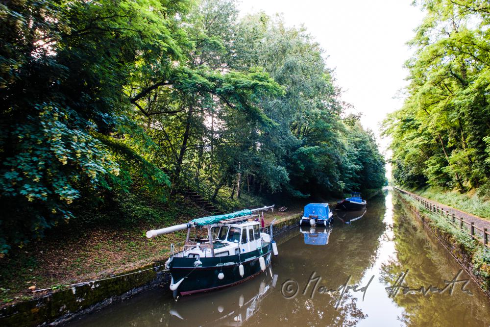 house boats anchoring at the 